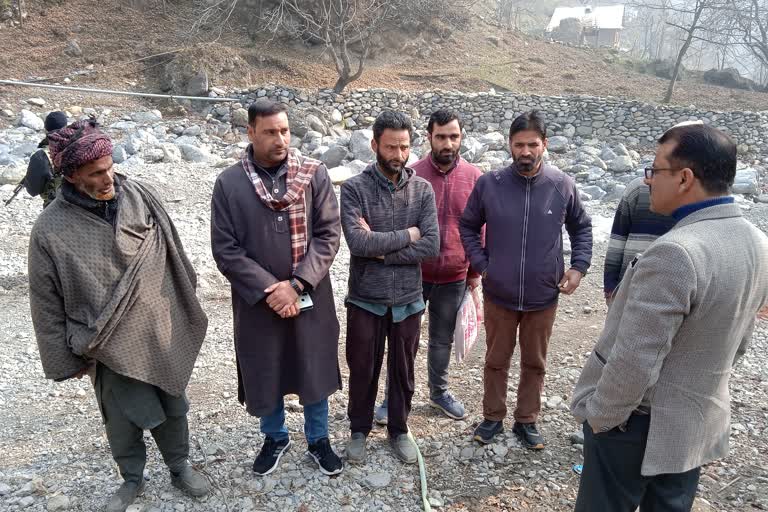 DDC Member Visits Tral Villages: ڈی ڈی سی ممبر آری پل نے کیا مختلف دیہات کا دورہ