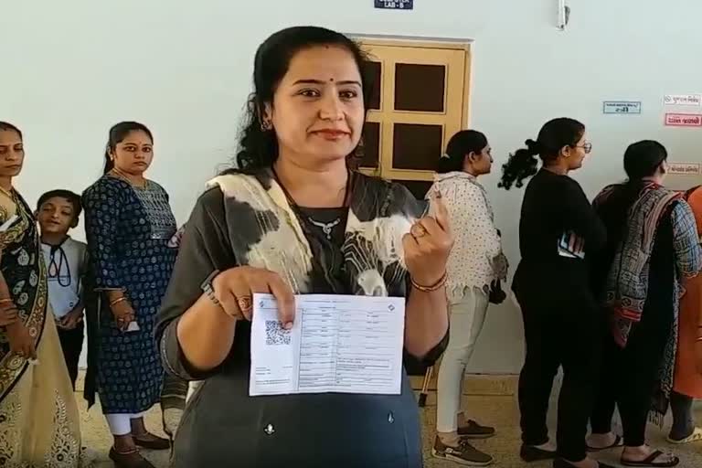 Gujarat Polls: ପ୍ରଥମ ଥର ପାଇଁ ଭୋଟ ଦେଲେ ଭାରତୀୟ ନାଗରିକତା ପାଇଥିବା ପାକିସ୍ତାନୀ ମହିଳା