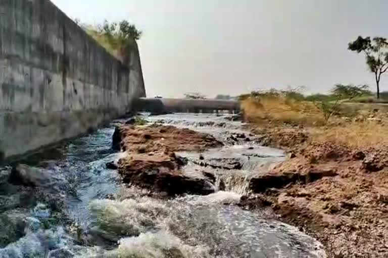 karnataka supply water to maharashtra villagers