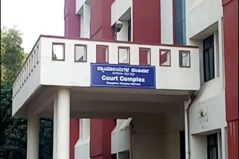 court imposed women police officers of Mangaluru  malayalam news  national news  mangaluru news  Arrested someone else instead of accused  Court imposed 5 lakh fine on police  Second Additional FTSC POCSO Court  Mangaluru Rural Police Station  യഥാർഥ പ്രതിക്ക് പകരം നിരപരാധിയെ അറസ്‌റ്റ് ചെയ്‌തു  വനിത പൊലീസ് ഉദ്യോദസ്ഥർക്ക് അഞ്ച് ലക്ഷം രൂപ പിഴ  പോക്‌സോ കേസിൽ നിരപരാധിയെ അറസ്‌റ്റ് ചെയ്‌തു  ദേശീയ വാർത്തകൾ  മലയാളം വാർത്തകൾ  നിരപരാധി ഒരു വർഷത്തോളം ജുഡീഷ്യൽ കസ്റ്റഡിയിൽ  മംഗളൂരു റൂറൽ പൊലീസ്  അറസ്‌റ്റ് ചെയ്‌തത് നിരപരാധിയെ  പൊലീസിനെതിരെ നിയമനടപടിക്ക് ഉത്തരവ്  ഒരു വർഷത്തോളം ജുഡീഷ്യൽ കസ്റ്റഡിയിൽ