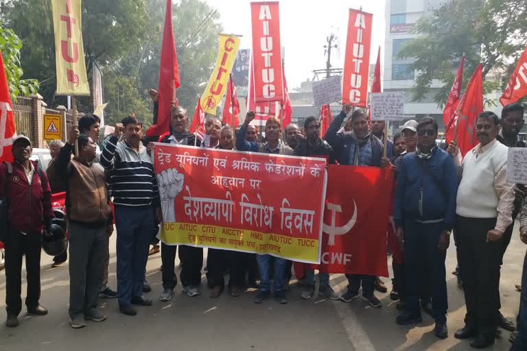 Trade union leaders protest in front of Raj Bhavan in Ranchi