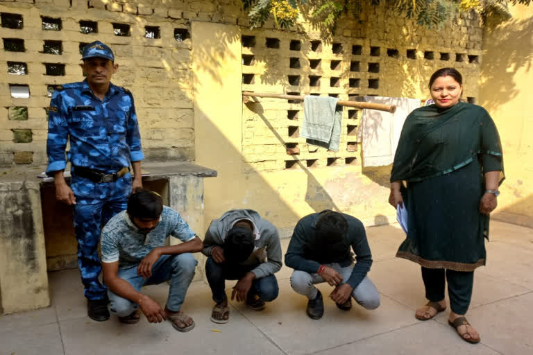 Faridabad Mahila police caught 3 mischievous