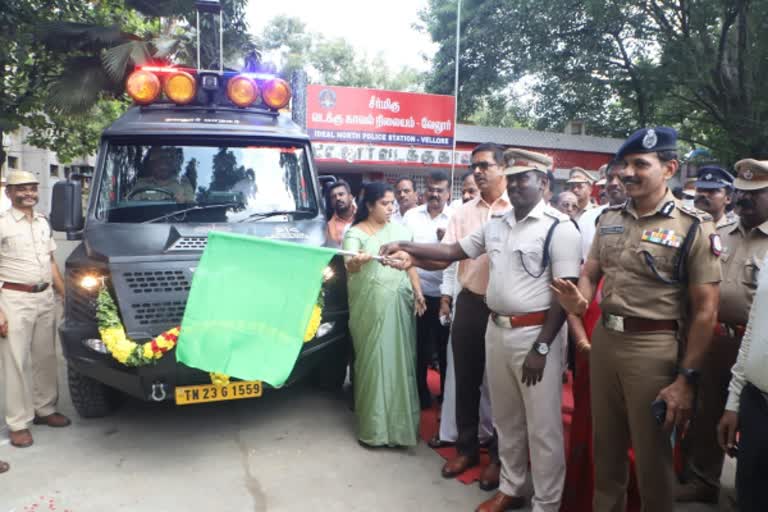 நடமாடும் காவல் கண்காணிப்பு வாகனத்தை பெற்றுக்கொண்டார் டிஜிபி சைலேந்திரபாபு!