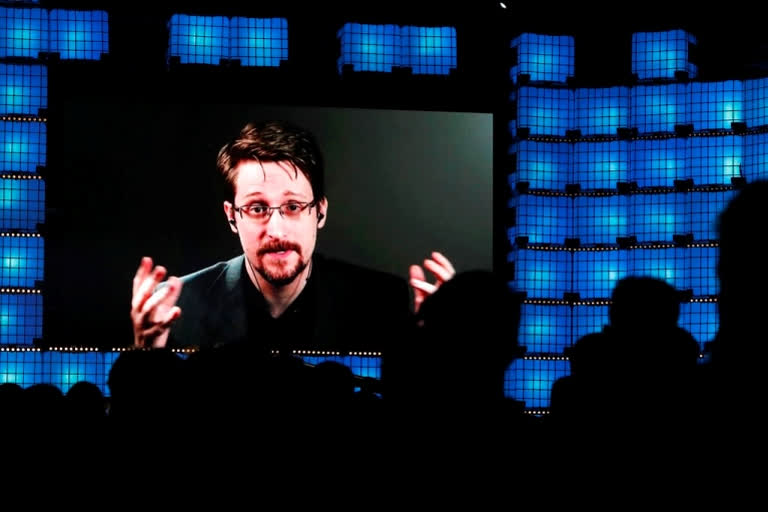 Snowden receives Russian passport