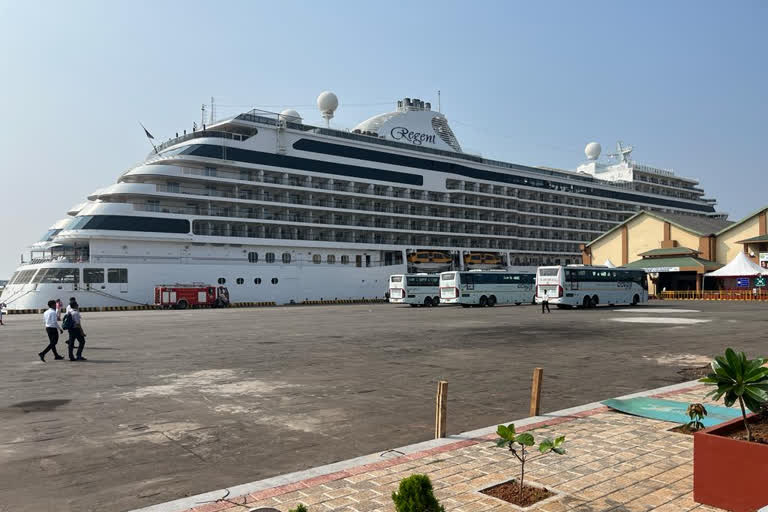 second luxury cruise  second luxury cruise arrived at New Mangalore port  New Mangalore port news  luxury cruise arrived in Mangaluru  ನವ ಮಂಗಳೂರು ಬಂದರಿಗೆ ಬಂತು ಎರಡನೇ ಐಷಾರಾಮಿ ಹಡಗು  ವಾರದ ಅಂತರದಲ್ಲಿ ಎರಡು ಐಷಾರಾಮಿ ಹಡಗು  ಪ್ರಯಾಣಿಕರಿಗೆ ಭವ್ಯ ಸ್ವಾಗತ  ಮಂಗಳೂರು ಬಂದರಿಗೆ ಮತ್ತೊಂದು ಐಷಾರಾಮಿ ಹಡಗು  ಸೆವೆನ್ ಸೀಸ್ ಎಕ್ಸ್​ಪ್ಲೋರರ್ ಎಂಬ ಈ ಐಷಾರಾಮಿ ಹಡಗು  ಐಷಾರಾಮಿ ಹಡಗು ಮಾರ್ಷಲ್ ಐಲ್ಯಾಂಡ್​ನಿಂದ ಆಗಮಿಸಿದೆ