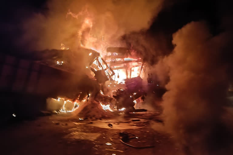 lorry collide with container  Four killed after lorry collide with container  lorry collide with container in Andhra Pradesh  lorry collide with container after fire  ಲಾರಿ ಕಂಟೈನರ್​ ಮಧ್ಯೆ ಭೀಕರ ರಸ್ತೆ ಅಪಘಾತ  ಚಾಲಕರು ಸೇರಿ ನಾಲ್ವರು ಸಜೀವ ದಹನ  ಲಾರಿ ಮತ್ತು ಕಂಟೈನರ್ ಡಿಕ್ಕಿ  ಭೀಕರ ರಸ್ತೆ ಅಪಘಾತ  ಸೀಗಡಿ ಕಂಟೈನರ್‌ಗೆ ಮರಳು ಲಾರಿಯೊಂದು ಡಿಕ್ಕಿ  ಬೆಂಕಿ ಹೊತ್ತಿಕೊಂಡು ಈ ಅಪಘಾತ ಸಂಭವಿಸಿದೆ