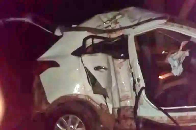 Car Rams Into Tree  Car Rams Into Tree in Odish  Saheed Laxman Nayak Medical College and Hospital  Car accident in Odisha  ದಟ್ಟ ಮಂಜಿನಿಂದ ಅವಾಂತರ  ಮರಕ್ಕೆ ಕಾರು ಡಿಕ್ಕಿ  ಮರಕ್ಕೆ ಡಿಕ್ಕಿ ಹೊಡೆದ ಪರಿಣಾಮ ನಾಲ್ವರು ಮೃತ  ರಾತ್ರಿ ಸಂಭವಿಸಿದ ಭೀಕರ ರಸ್ತೆ ಅಪಘಾತ  ಓರ್ವನ ಸ್ಥಿತಿ ಚಿಂತಾಜನಕ