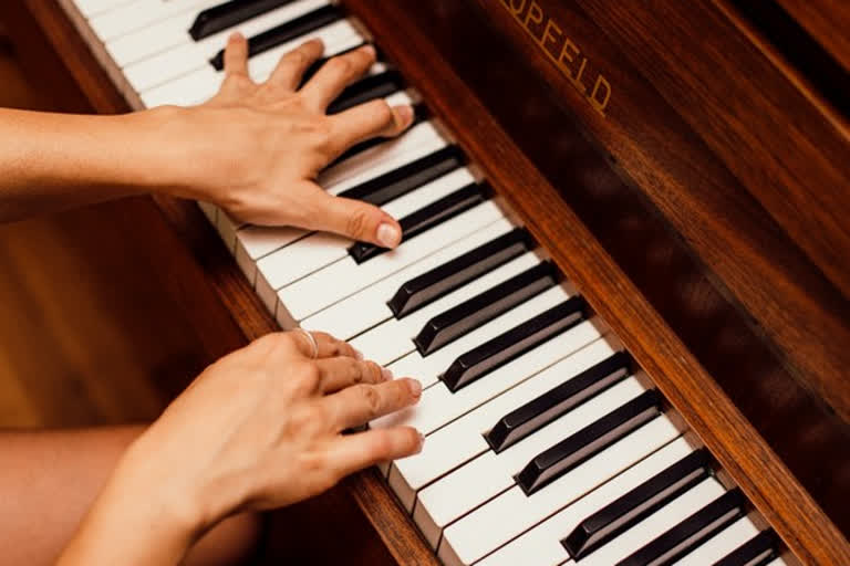 Study suggests playing piano boosts brain processing power and helps lift blues