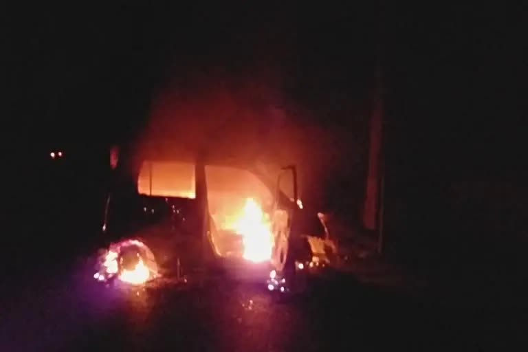 गोपालगंज में कार में लगी आग