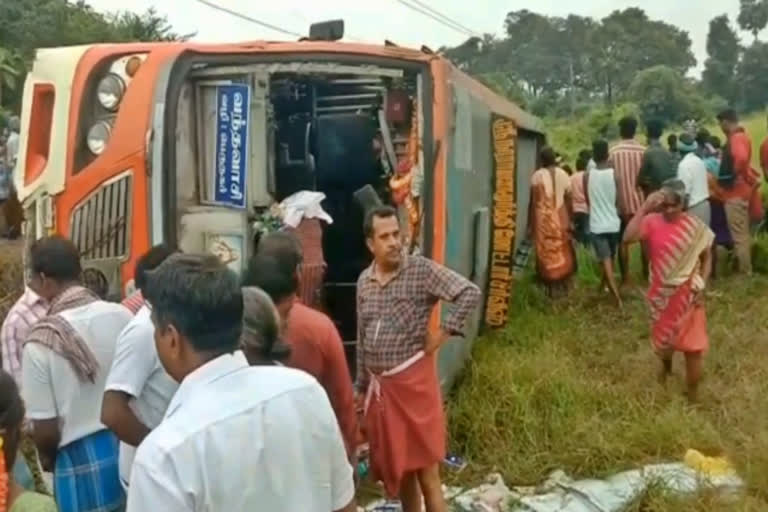 vandavasi bus accident  bus accident  accident  thiruvannamalai news  thiruvannamalai latest news  வயலில் கவிழ்ந்த பஸ்  பேருந்து  தனியார் பேருந்து  பேருந்து விபத்து  விபத்து  பேருந்து வயலில் கவிழ்ந்து விபத்து  சாலை விபத்து  திருவண்ணாமலை  வந்தவாசி  வந்தவாசியில் பேருந்து விபத்து  வந்தவாசி விபத்து  வந்தவாசியில் கவிழ்ந்த பேருந்து