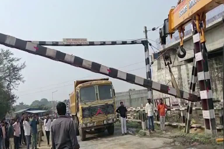 Railway Gate in Mamidipally