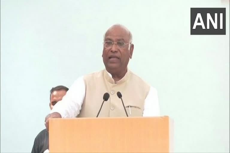 Kharge makes strong pitch for fixing accountability in Cong organisation at key meet  Congress steering committee  Mallikarjun Kharge  accountability in Congress  Congress  AICC president Mallikarjun Kharge  മല്ലികാര്‍ജുന്‍ ഖാര്‍ഗെ  കോണ്‍ഗ്രസ് അധ്യക്ഷന്‍ മല്ലികാര്‍ജുന്‍ ഖാര്‍ഗെ  സ്റ്റിയറിങ് കമ്മിറ്റി  ഛത്തീസ്‌ഗഡ് മുഖ്യമന്ത്രി ഭൂപേഷ് ബാഗേൽ  സോണിയ ഗാന്ധി  പി ചിദംബരം  ആനന്ദ് ശർമ  മീര കുമാർ  അംബിക സോണി  പ്ലീനറി സമ്മേളനം