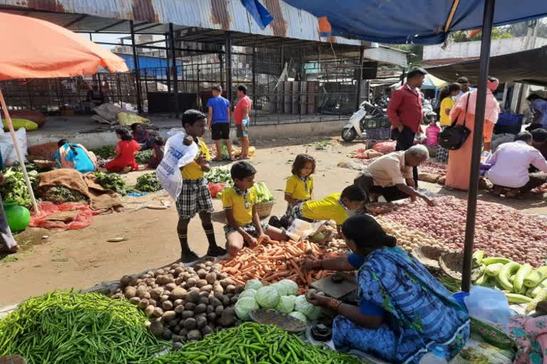 Children bought vegetables for practical knowledge