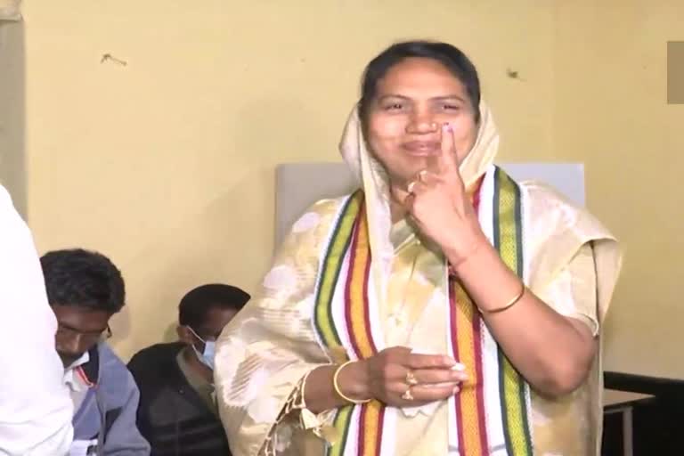 Savitri Mandavi casts vote