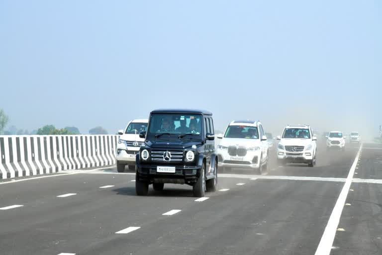 Maharashtra Shinde and Fadnavis inspect Mumbai Nagpur Samridhi Expressway greeted with black flags at Jalna