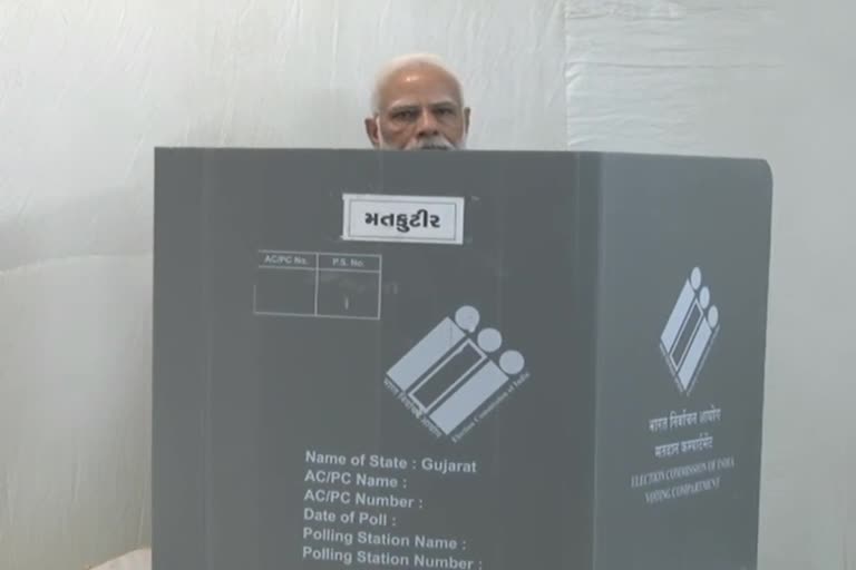 pm-modi-casts-vote