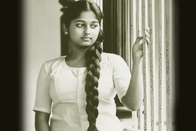 Monisha Unni death anniversary  Monisha Unni  മോനിഷയുടെ ഓര്‍മകളില്‍ മലയാള സിനിമ ലോകം  മോനിഷയുടെ ഓര്‍മകളില്‍ മലയാള സിനിമ  മോനിഷ  മോനിഷ ഉണ്ണി  മോനിഷ ഉണ്ണിയുടെ ഓര്‍മകള്‍ക്ക് 30 വയസ്സ്  മോനിഷ ഉണ്ണിയുടെ ഓര്‍മകള്‍  മോനിഷയെ തട്ടിയെടുത്തിട്ട് മൂന്ന് പതിറ്റാണ്ടുകള്‍  Monisha Unni 30th death anniversary  Monisha Unni Filmography  Monisha Unni debut movie  Monisha Unni personal life  Monisha Unni film career  Monisha Unni Tamil Telugu movies  Monisha Unni movies list  Monisha Unni death  Monisha Unni last movie