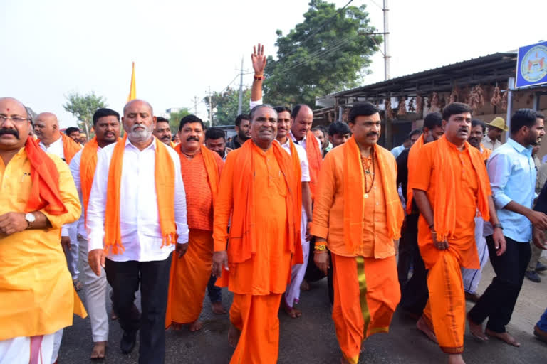 Janardhana Reddy Entry to Gangavathi  Reddy Entry to Gangavathi with Religious Rituals  Former news Janardhana Reddy news  ಮಾಲೆಧಾರಣೆ ಮಾಡಿ ಗಂಗಾವತಿಗೆ ಅಧಿಕೃತ ಎಂಟ್ರಿ  ಗಂಗಾವತಿಗೆ ಅಧಿಕೃತ ಎಂಟ್ರಿ ಕೊಟ್ಟ ಜನಾರ್ದನ ರೆಡ್ಡಿ  ರೆಡ್ಡಿ ಹನುಮ ಮಾಲೆ ಧರಿಸಿ ಅಧಿಕೃತವಾಗಿ ಗಂಗಾವತಿಗೆ ಭೇಟಿ  ಮಾಜಿ ಸಚಿವ ಮತ್ತು ಗಣಿ ಉದ್ಯಮಿ ಜನಾರ್ದನರೆಡ್ಡಿ  ಗಂಗಾವತಿಗೆ ಆಗಮಿಸುವ ಕುತೂಹಲಕ್ಕೆ ಕೊನೆಗೆ ತೆರೆ  ನುಮಮಾಲೆ ಧರಿಸುವ ಮೂಲಕ ರೆಡ್ಡಿ ಅಧಿಕೃತವಾಗಿ ಗಂಗಾವತಿಗೆ  ಲಕ್ಷ್ಮಿ ದೇವಸ್ಥಾನದಲ್ಲಿ ರೆಡ್ಡಿ ಹನುಮ ಮಾಲೆ  ಕೇಸರಿ ವಸ್ತ್ರಗಳನ್ನು ತೊಟ್ಟು ಅಂಜನಾದ್ರಿಯತ್ತ ಪಯಣ  ಜನಾರ್ಧನ ರೆಡ್ಡಿ ಹೊಸ ರಾಜಕೀಯ ಅಧ್ಯಾಯ ಆರಂಭ