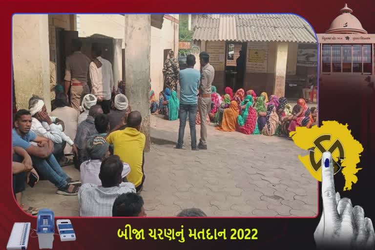 ભીલવા ગામે બુથમાં EVM ખોટકાતા તંત્ર દોડતું થયું, મતદાતાઓએ વિરામ ફરમાવ્યો!