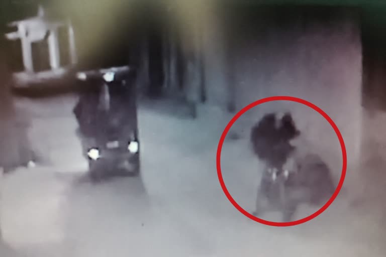 child theft captured on cctv camera  child theft captured on cctv camera Jharkhand  കുഞ്ഞിനെ അജ്‌ഞാതർ മോഷ്‌ടിച്ചു  കേസെടുക്കാതെ പൊലീസ്  ദേശീയ വാർത്തകൾ  മലയാളം വാർത്തകൾ  ഒരു മാസം പ്രായമുള്ള പെൺകുട്ടിയെ സംഘം മോഷ്‌ടിച്ചു  പെൺകുഞ്ഞിനെ മോഷ്‌ടിച്ചു  ധൻബാദിൽ പെൺകുഞ്ഞിനെ മോഷ്‌ടിച്ചു  baby was stolen by unknown persons  The baby was stolen by bike riders  malayalam news  national news  Baby girl stolen in Dhanbad  bike riders stole a one month old girl