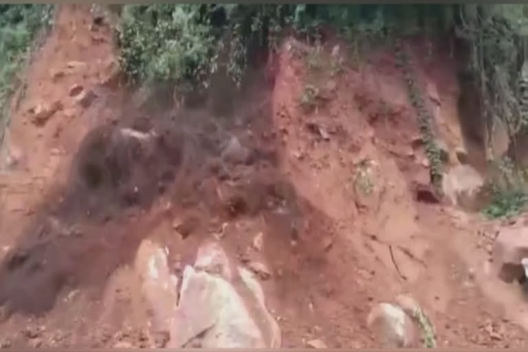 Coonoor highway  Landslide on Coonoor highway  Coonoor highway  Landslide  மண் சரிவு  மலைப்பாதையில் மண் சரிவு  பாறைகள்  நீலகிரி  குன்னூர்  மேட்டுப்பாளையம்