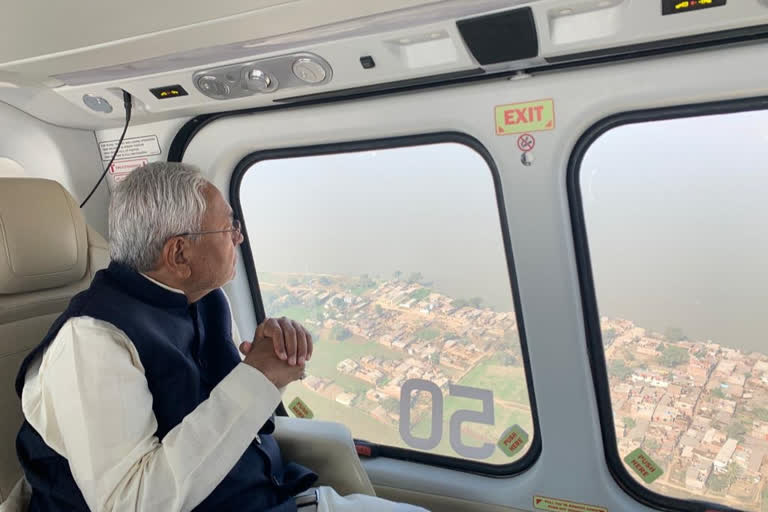 हेलीकॉप्टर से गंगानदी कटावग्रस्त क्षेत्र का जायजा लेते सीएम नीतीश कुमार