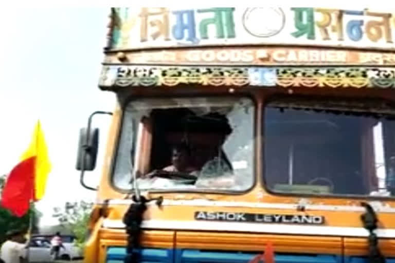 Pro-Kannada activists pelt stones at lorry with Maharashtra number plate in Karnataka's Belagavi