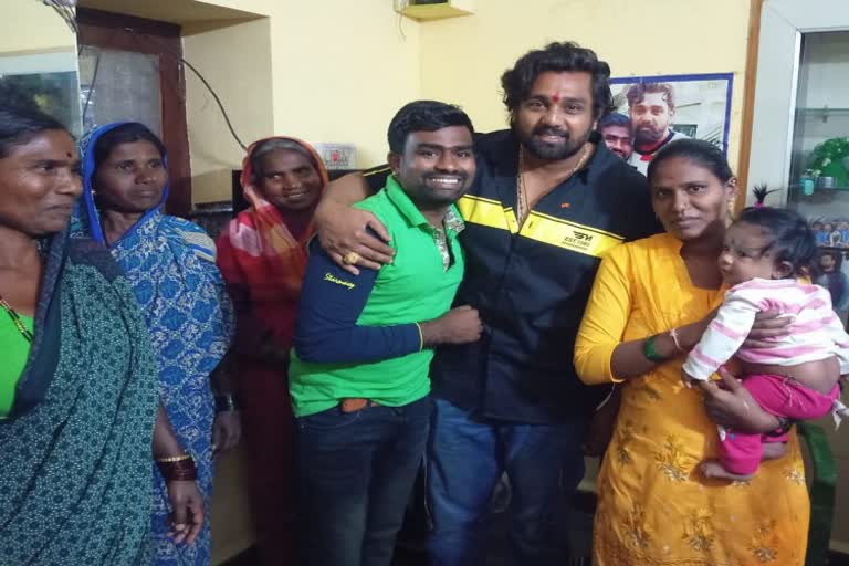 Actor Dhruva Sarja visits fan house in Bagalkot