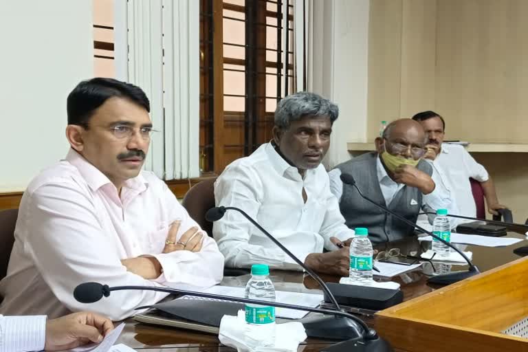 srinivas-poojary-instructs-for-quick-implementation-of-free-electricity-scheme