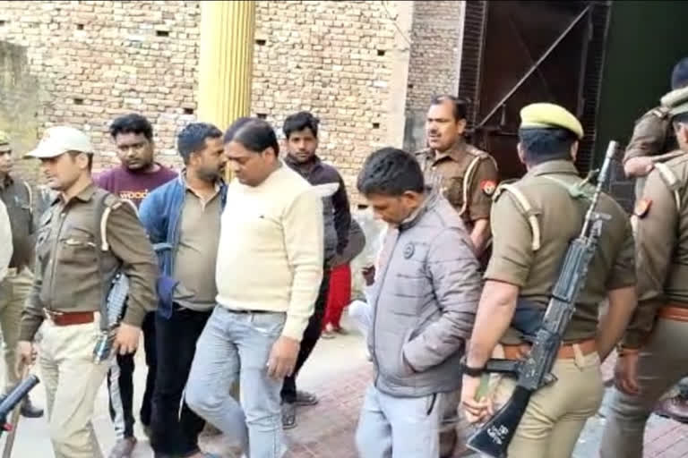 खेत से आरोपियों को पुलिस ने किया अरेस्ट.