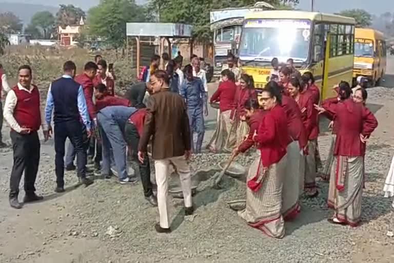 sagar teachers filling potholes on road