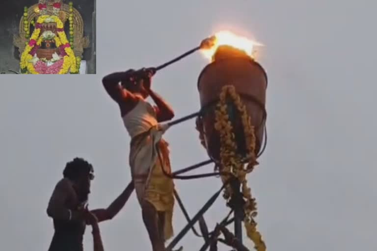 வெண்குன்றம் மலை மீது சுடரொளி வீசிய கார்த்திகை தீபம்!