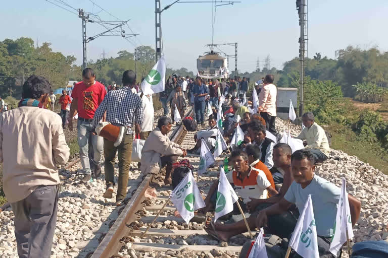 ksdf-members-gathered-in-disguise-of-kirtaniyas-to-fool-cops-and-make-rail-blockade-a-success