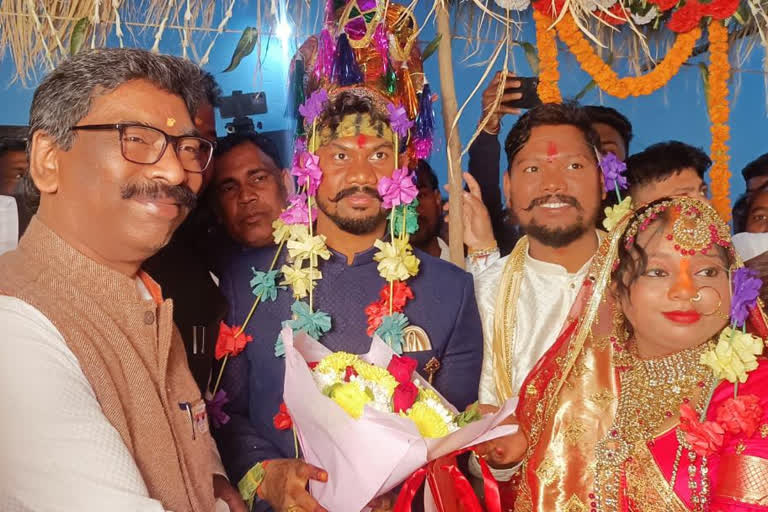 CM Hemant Soren attends Satyanand Bhokta son wedding in chatra