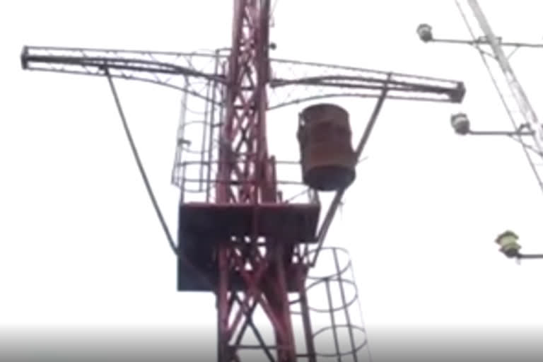 மாண்டஸ் புயல் எதிரொலி: தூத்துக்குடி துறைமுகத்தில் 2ஆம் எண் புயல் எச்சரிக்கை கூண்டு ஏற்றம்