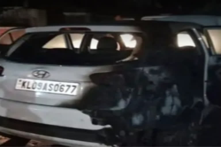 car and bike burnt in front of the house  car and bike burnt  car and bike burnt in Palakkad  car and bike  കാറും ബൈക്കും തീവച്ചു നശിപ്പിച്ച നിലയില്‍  പാലക്കാട്  വിസ തട്ടിപ്പ്  കസബ പൊലീസ്