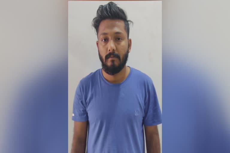 murder case arrest  kasargod murder case one arrested  kasargod murder  kasargod murder case investigation updation  യുവാവിനെ അടിച്ചു കൊലപ്പെടുത്തി  യുവാവിനെ കൊലപ്പെടുത്തി  യുവാവിനെ കൊലപ്പെടുത്തിയ കേസിൽ മൂന്നാം പ്രതി  കാസർകോട് യുവാവിന്‍റെ കൊലപാതകം  തൃക്കരിപ്പൂർ  തൃക്കരിപ്പൂർ കൊലപാതകം