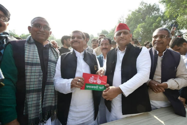 Akhilesh presents SP flag to Shivpal Singh Yadav