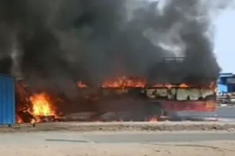Maharashtra bus crash, bus catches fire