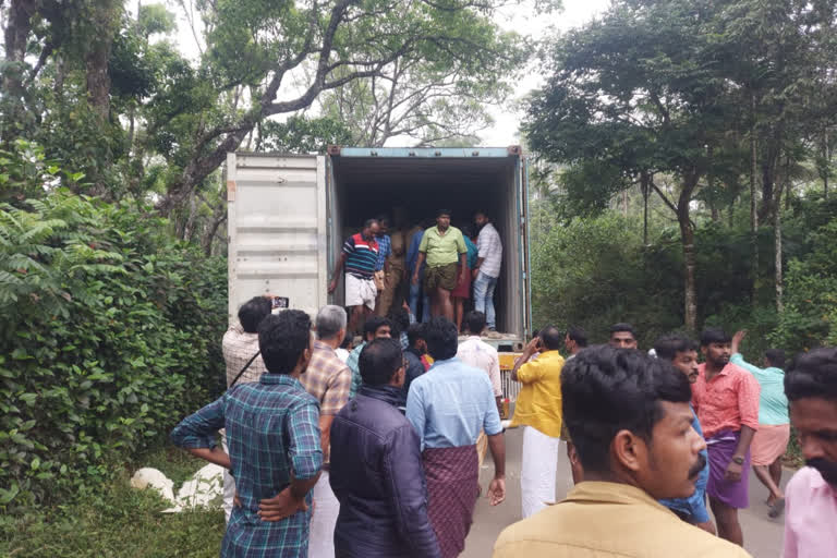 two interstate workers died  രണ്ട് അതിഥി തൊഴിലാളികൾ മരണപ്പെട്ടു  ഗ്രാനൈറ്റ് വീണ് രണ്ട് അതിഥി തൊഴിലാളികൾ മരിച്ചു  അപകടം  ഇടുക്കി വാര്‍ത്തകള്‍  iduki news  accident in the work sites