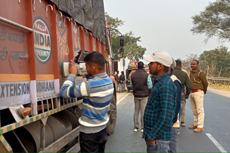 स्कैनर मशीन से की जा रही है वाहनों की जांच