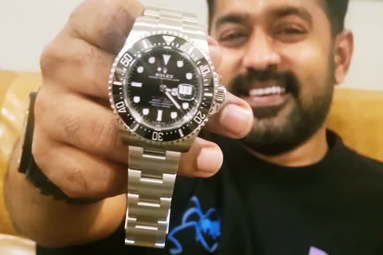 Asif Ali Rolex watch price  Asif Ali Rolex watch  Asif Ali  Mammootty gifted Asif Ali  Mammootty  Asif Ali  ആസിഫിന് മമ്മൂട്ടി നല്‍കിയ റോളക്‌സ്‌  മമ്മൂട്ടി നല്‍കിയ റോളക്‌സ്‌ വാച്ചിന്‍റെ വില  റോളക്‌സ്‌ വാച്ച്  മമ്മൂട്ടി  ആസിഫ് അലി  മമ്മൂട്ടിയുടെ സമ്മാനം  ആസിഫ്‌ അലിക്ക് മമ്മൂട്ടിയുടെ സമ്മാനം  ആസിഫ് അലിക്ക് റോളക്‌സ്‌ വാച്ച് നല്‍കി മമ്മൂട്ടി  ആസിഫ് അലിക്ക് റോളക്‌സ്‌ വാച്ച്  Rolex watch