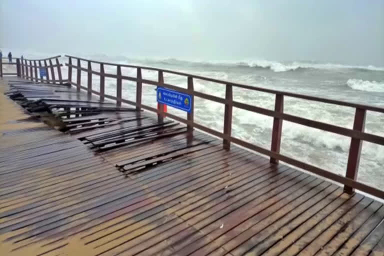 சென்னை மெரினாவில் கடல்சீற்றத்தால் சேதமடைந்த மாற்றுத்திறனாளிகளுக்கான நடைமேடை!