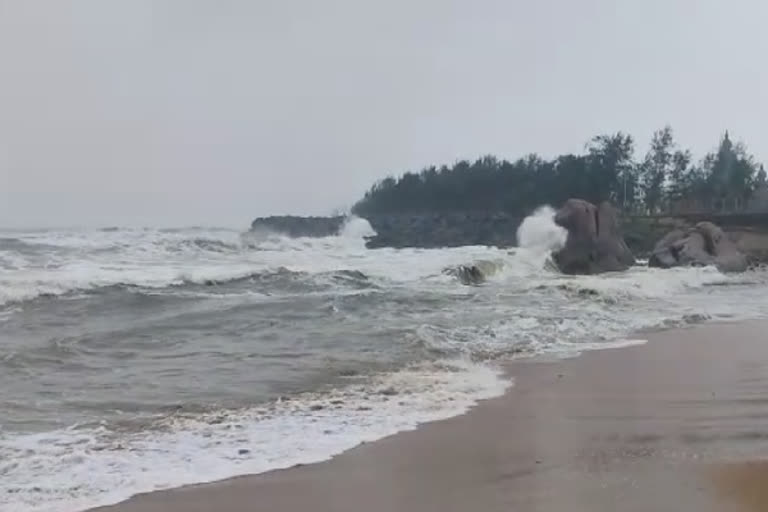 கடும் சீற்றத்துடன் மாமல்லபுரம் கடற்கரை!