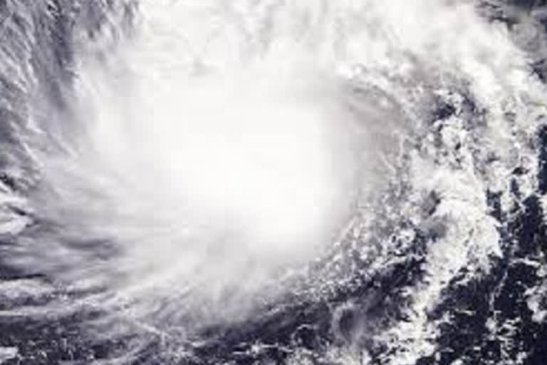 cyclone-mandus-approaching-the-andhra-pradesh-and-tamil-nadu-coasts