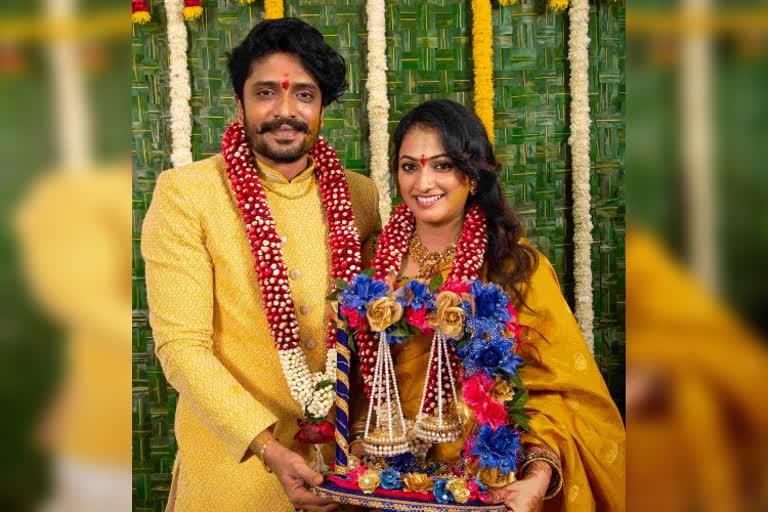 actress haripriya shared engagement pictures