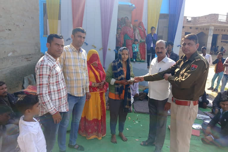 Sriganganagar Police present mayra in cleaner daughter marriage