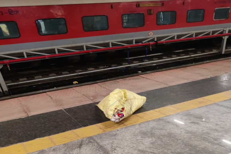 Body of unknown woman found in train