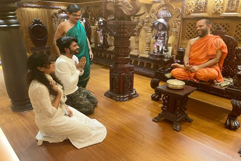 vasishta simha haripriya visits Udupi Krishna Math