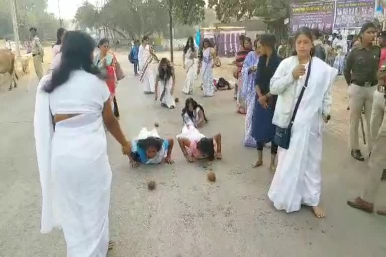 Compassionate Sangh demonstrated by lying down on the road